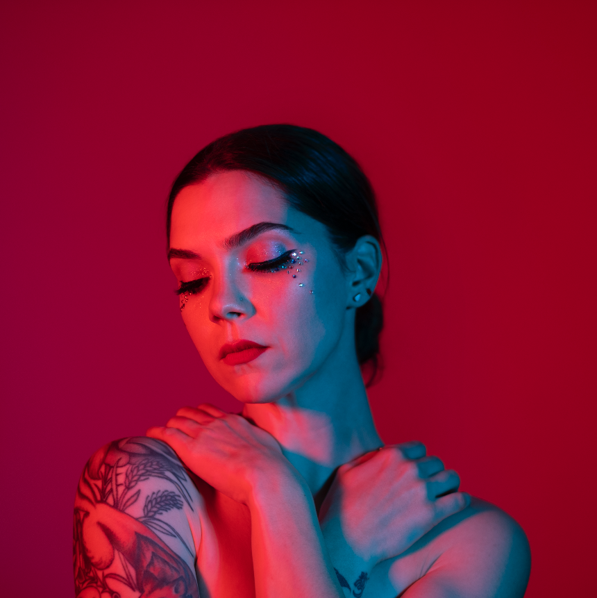 Kayleigh Goldsworthy releases two powerful new songs with producer Will Yip; watch video for “Overambitious”