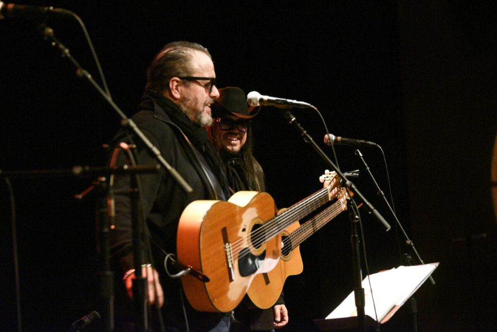 The Mavericks bring ‘En Español’ and holiday cheer to Free at Noon