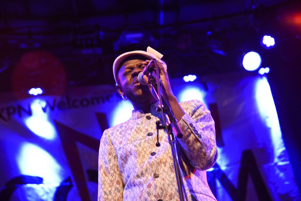 Ondara draws in the crowd at #NONCOMM with velvety vocals and a troubadour’s charisma