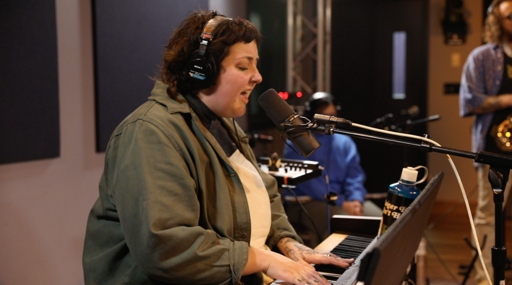 Shannen Moser: “The Sun Still Seems To Move” (Indie Rock Hit Parade Live Session)