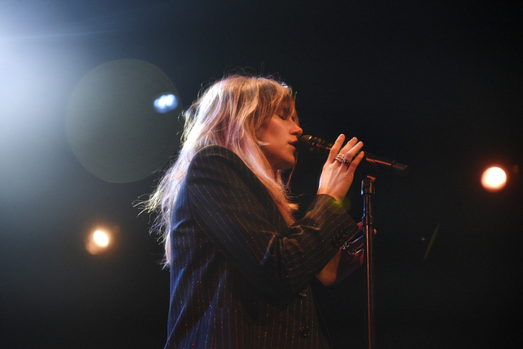 Suki Waterhouse: “Good Looking” (Free At Noon Concert)