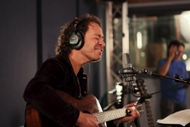 Watch Amos Lee and a string section warm up for his orchestra concert