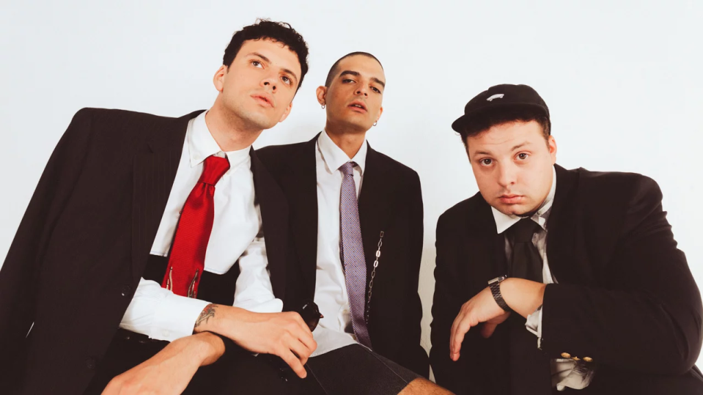 Tune in to a mini-concert with Usted Señalemelo