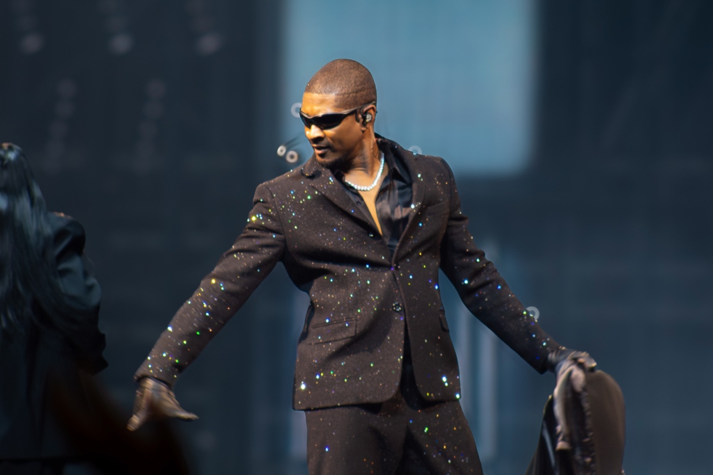 Usher brought his “Past, Present, and Future” tour to Philly with an unforgettable night at Wells Fargo Center