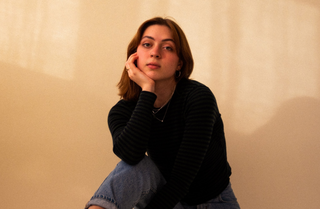 Lizzy McAlpine’s lyricism shines on <em>When The World Stopped Moving: The Live EP</em>