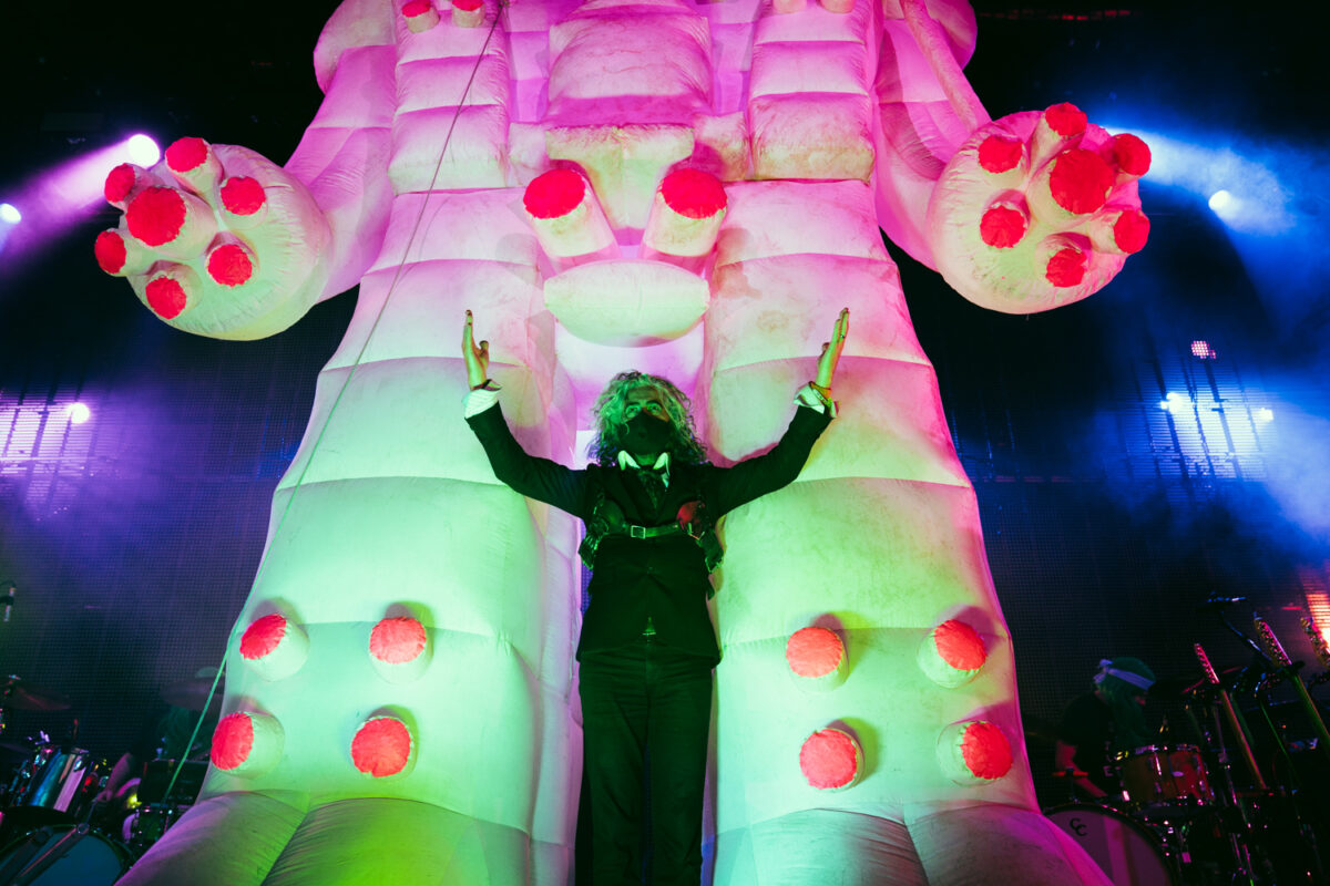 The Flaming Lips kicked off the ‘American Head’ tour with psychedelic displays, inflatable rainbows, glowing birds and giant robots