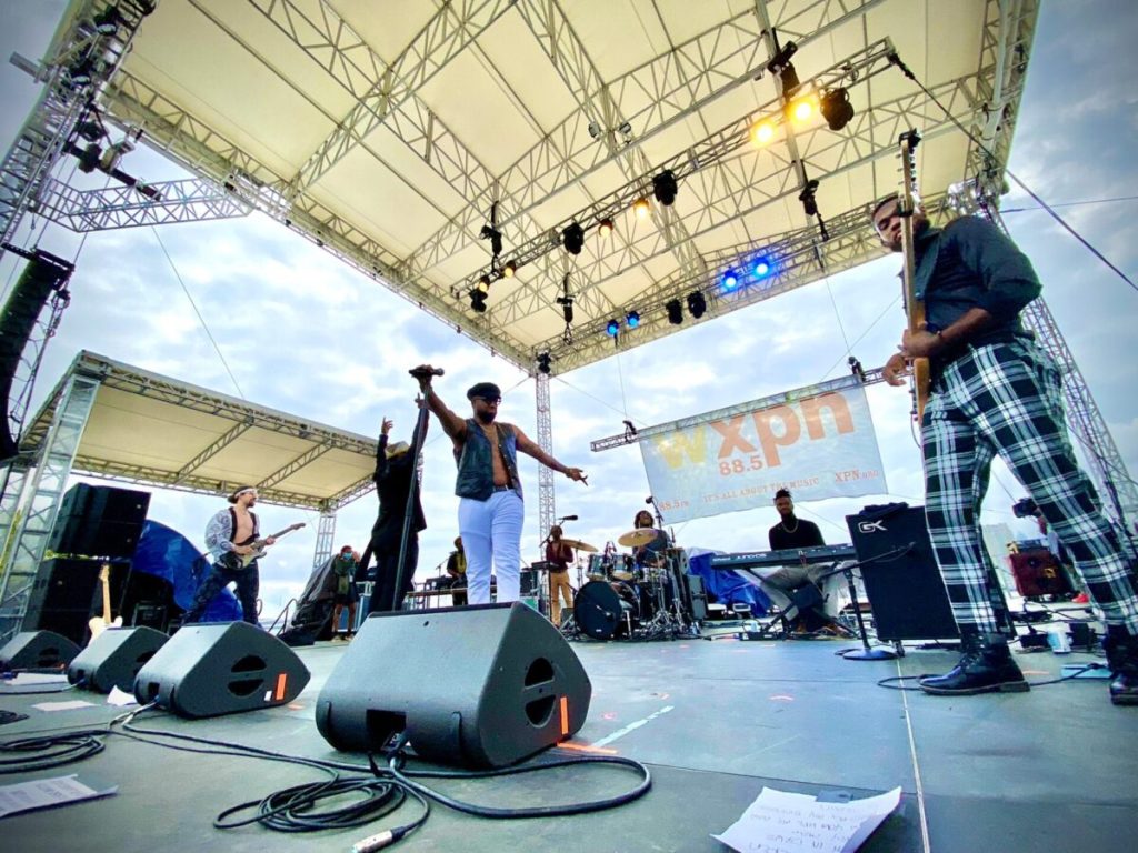 Arthur Thomas and the Funkitorium greet the new year with “Minding My Business”