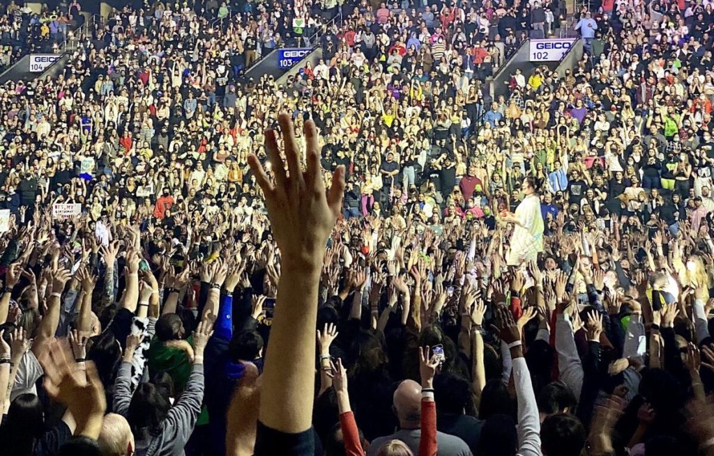 Billie Eilish forges connections in a crowd of thousands at Wells Fargo Center