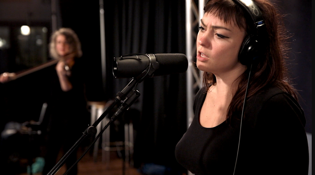 Angel Olsen: “All Mirrors” (World Cafe Session)