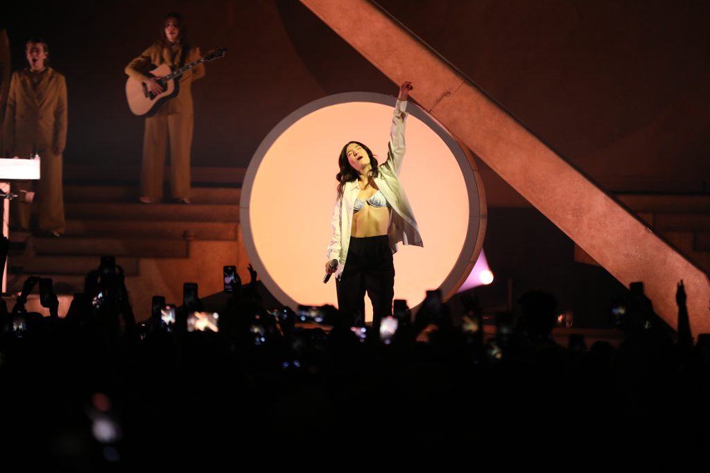 Lorde embraces change and light in a radiant ‘Solar Power’ performance at The Met