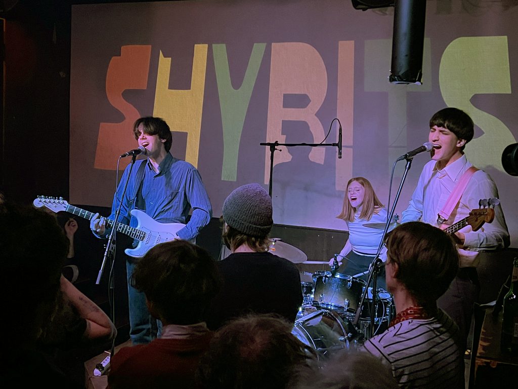 Post-punk garage rock band Shybits packs Berlin’s 8MM Bar