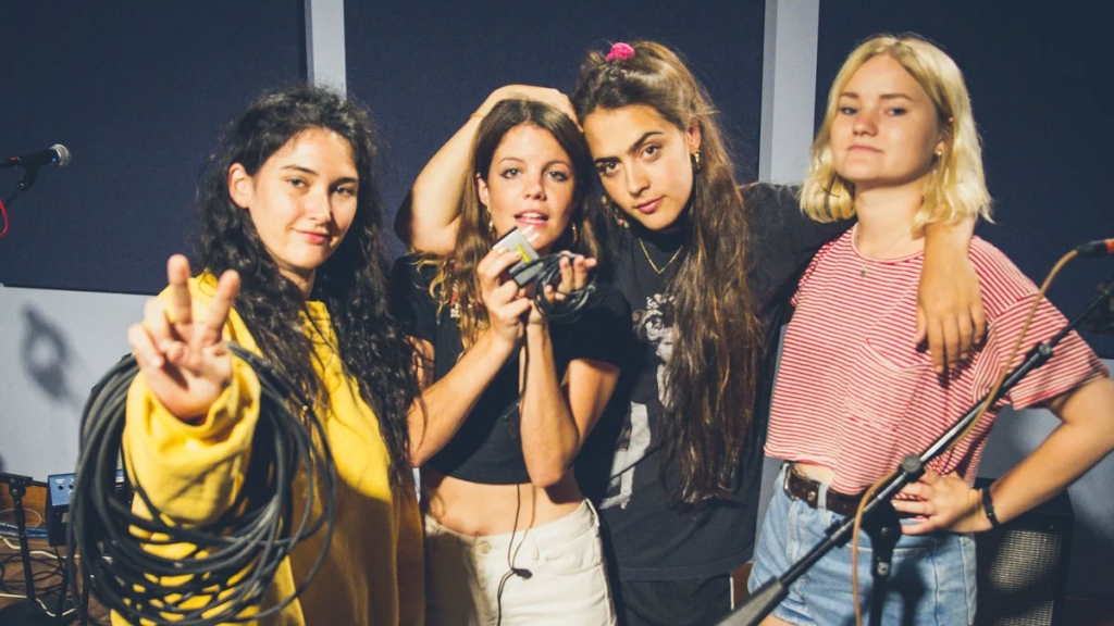 Hinds On World Cafe