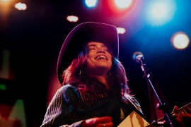 Reyna Tropical finds joy amid adversity in a charged NON-COMM set