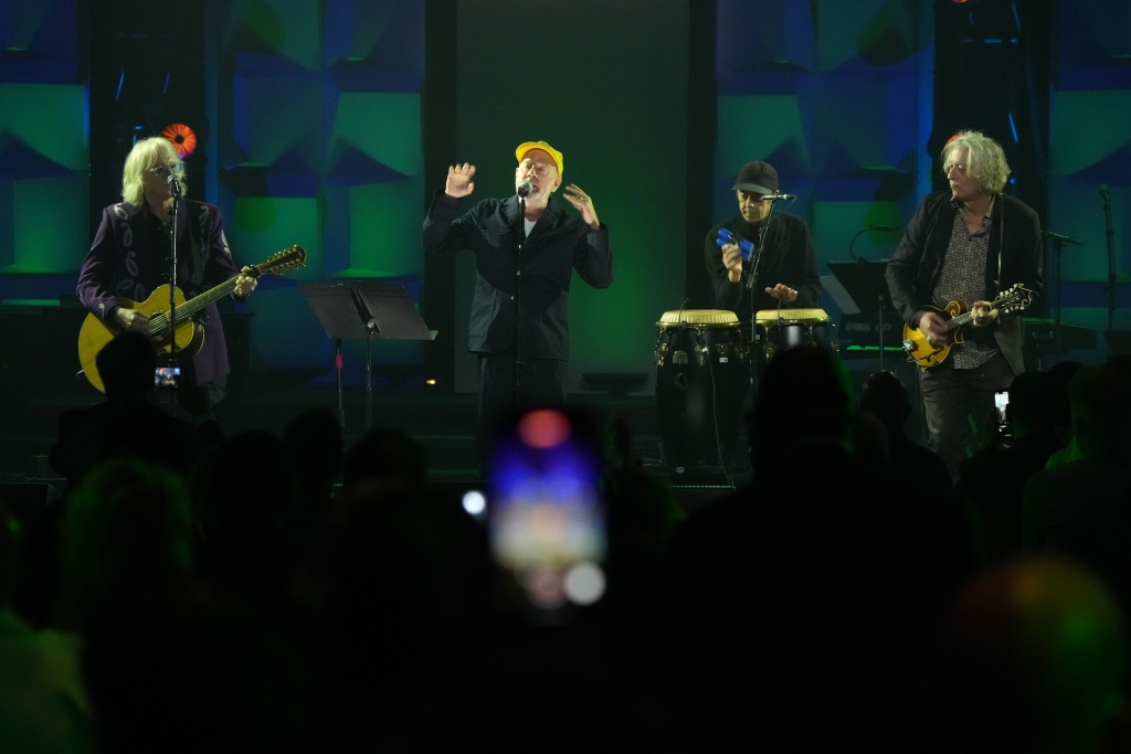 R.E.M. plays together, gives interview together at Songwriters Hall Of Fame ceremony