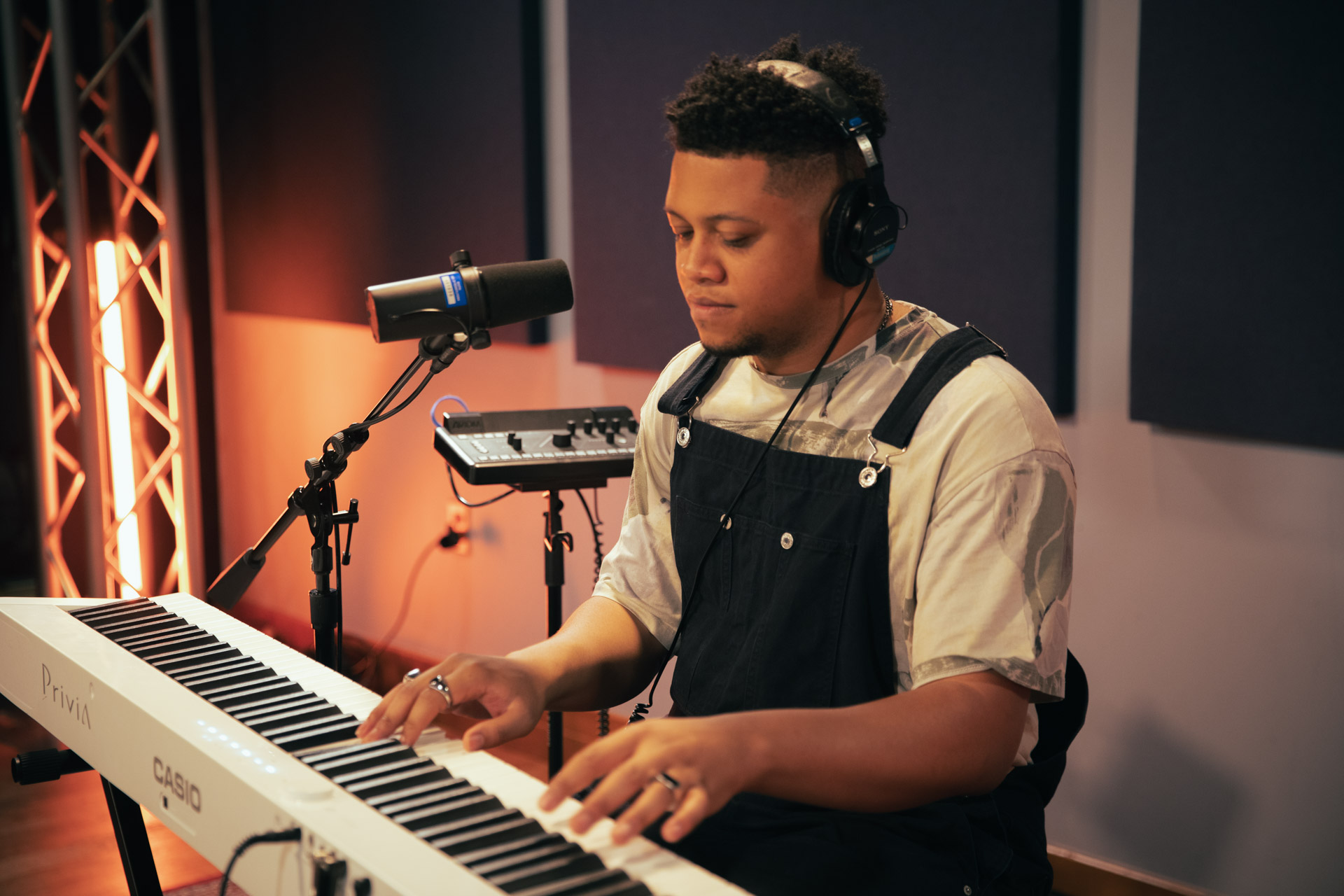 Watch 24 Hour Song Challenge winner Khalil Amaru play “Dear June” at WXPN studios