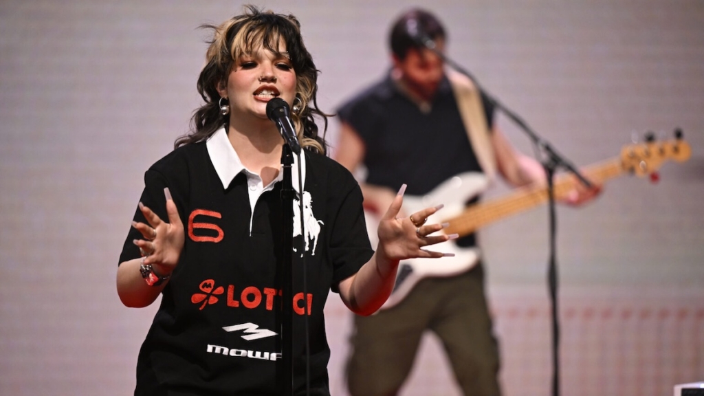 Watch rising star Lola Young perform “Messy” on Fallon
