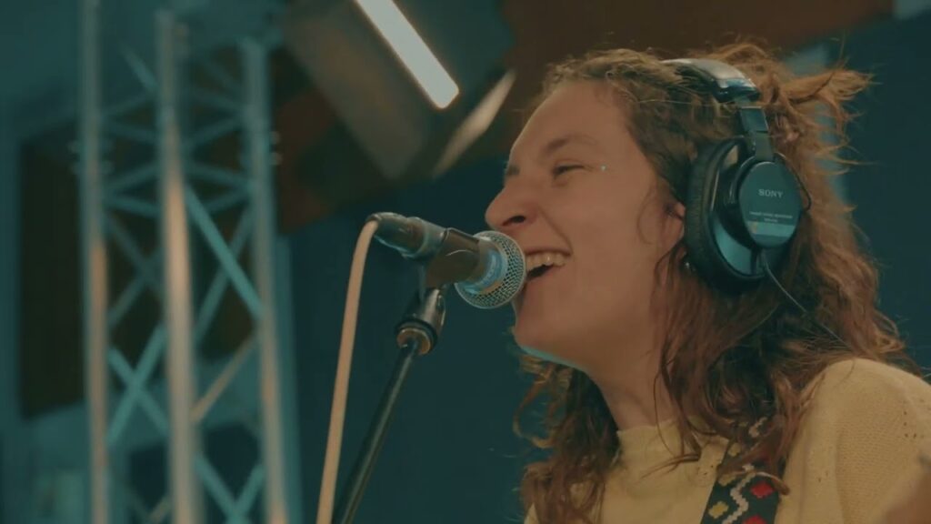 FINOM – “Hungry” (Live on Indie Rock Hit Parade)
