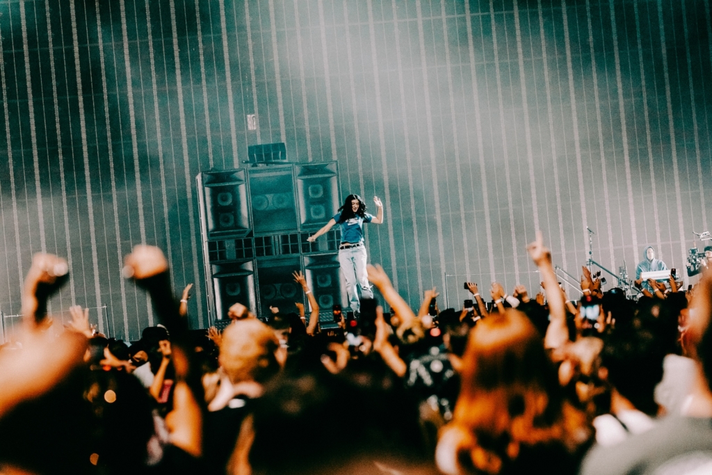 Unadorned and uninhibited, Lorde’s ‘Ultrasound’ tour rocks Philly