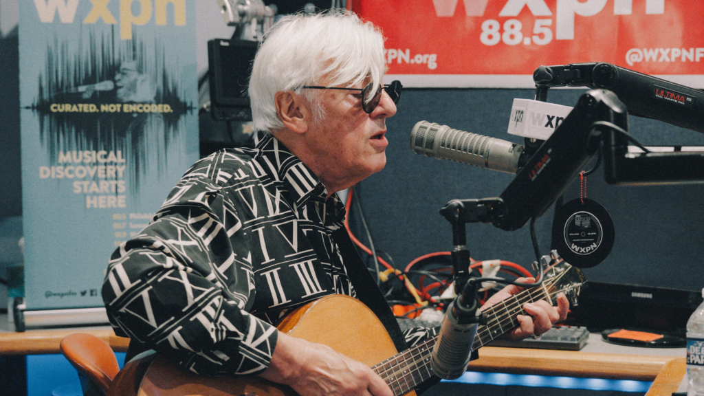 Robyn Hitchcock plays acoustic songs, chats with Mike Vasilikos live in studio